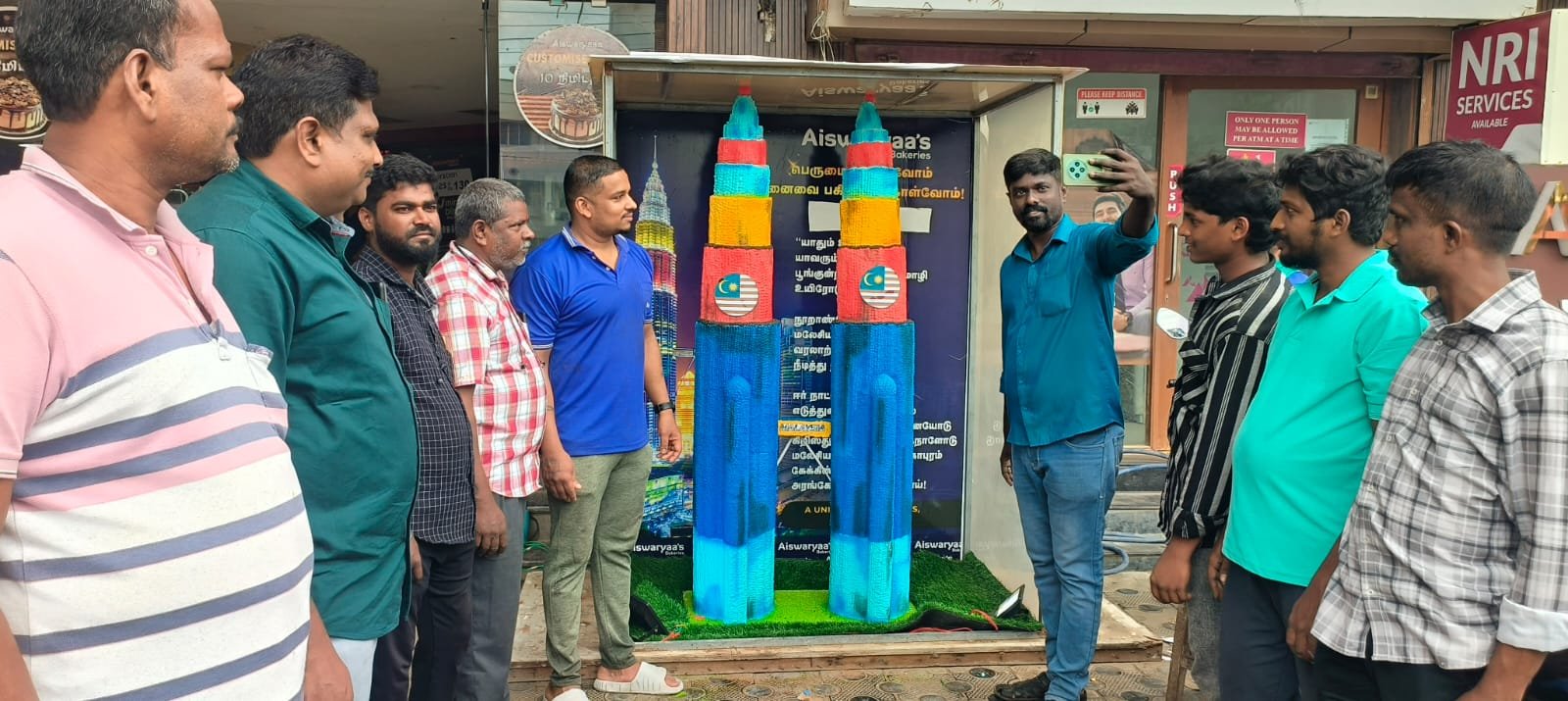 கிறிஸ்துமஸ் புத்தாண்டை முன்னிட்டு ராமநாதபுரத்தில் 7 அடி உயர மலேசியா டுவின் டவர் கேக்