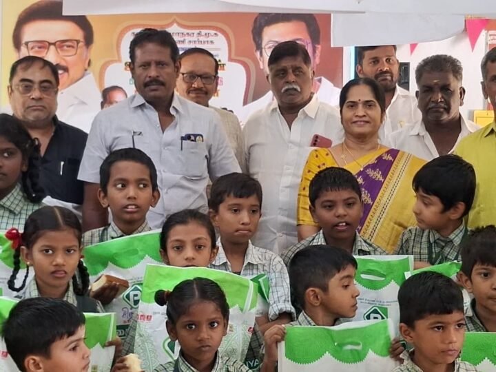 உதயநிதி ஸ்டாலின் பிறந்தநாளை ஒட்டி காஞ்சிபுரத்தில் மாணவ மாணவிகளுக்கு புதிய ஆடைகள்