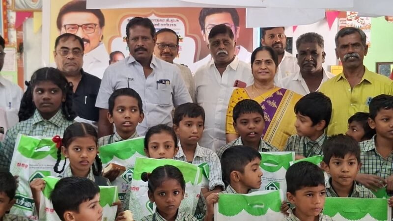 உதயநிதி ஸ்டாலின் பிறந்தநாளை ஒட்டி காஞ்சிபுரத்தில் மாணவ மாணவிகளுக்கு புதிய ஆடைகள்