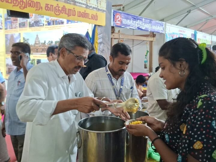 காஞ்சிபுரம் புத்தகத் திருவிழா : பிரசாதம் வழங்கும் நிகழ்ச்சி