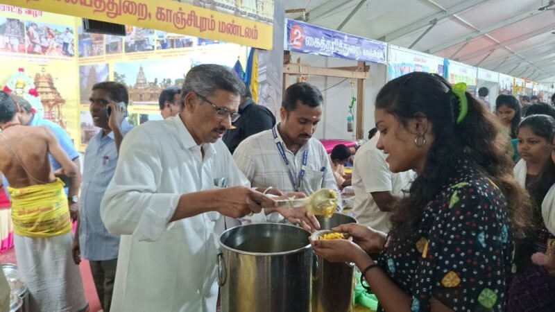 காஞ்சிபுரம் புத்தகத் திருவிழா : பிரசாதம் வழங்கும் நிகழ்ச்சி