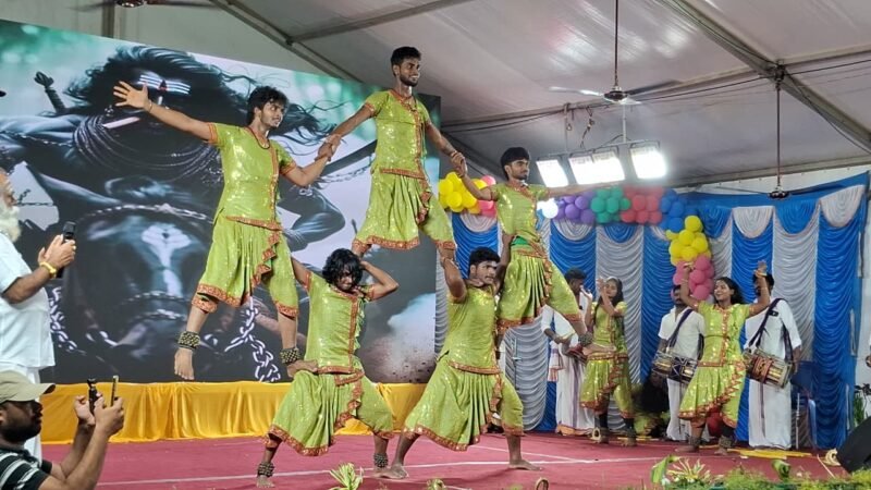 காஞ்சிபுரம் புத்தகத் திருவிழா: சிலம்பாட்ட கலை குழுவினரின் கலை நிகழ்ச்சி