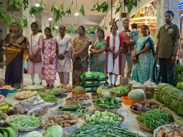 காஞ்சிபுரம் சங்கர மடத்தில் சங்கராச்சார்யா சுவாமிகள் ஆசியுடன் பிட்சா வந்தன கைங்கரியம்