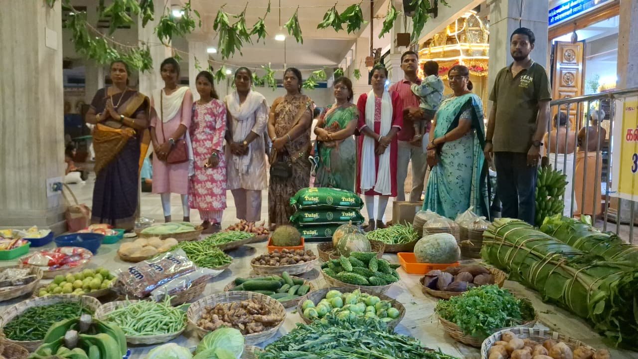 காஞ்சிபுரம் சங்கர மடத்தில் சங்கராச்சார்யா சுவாமிகள் ஆசியுடன் பிட்சா வந்தன கைங்கரியம்