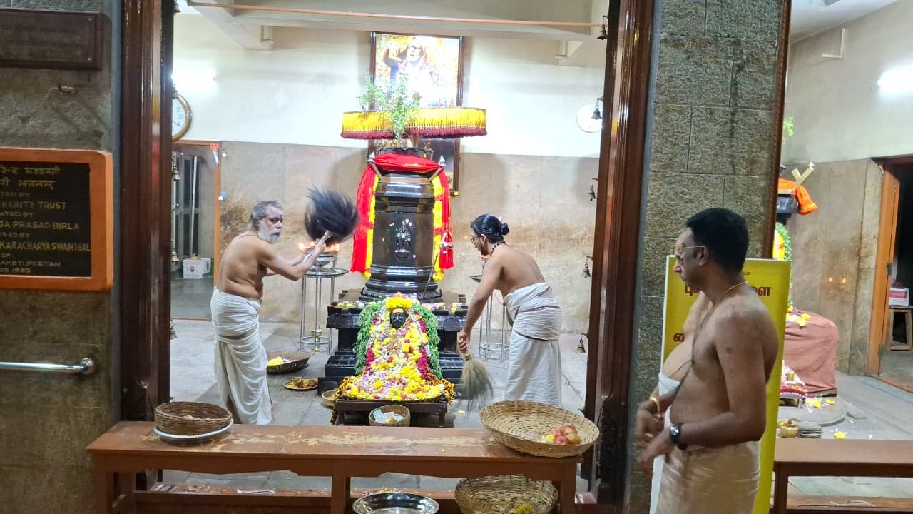 காஞ்சிபுரம் சங்கர மடத்தில் சுவாமிகளிடம் ஆசி : மகா பெரியவர் பிருந்தாவனத்தில் தரிசனம்