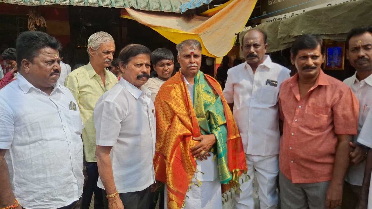 காஞ்சிபுரத்தில் முன்னாள் நகரமன்ற தலைவர் ஆர்.டி.சேகர் பிறந்தநாள் விழா: கட்சி பிரமுகர்கள் பொன்னாடை அணிவித்து வாழ்த்து