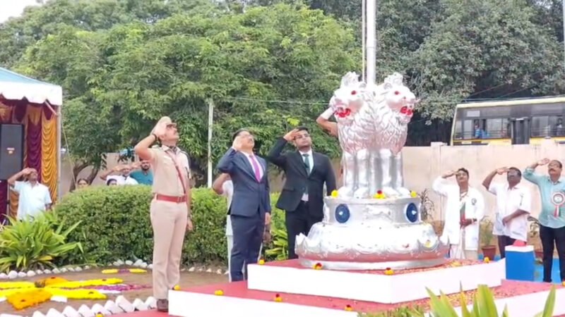 ராமநாதபுரத்தில் 77வது குடியரசு தின விழா: மாவட்ட  ஆட்சியர் கொடியை ஏற்றி வைத்து மரியாதை