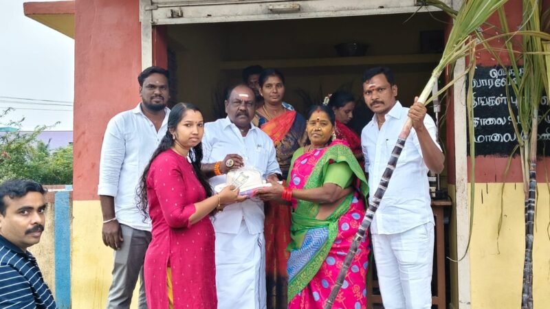 வெங்காடு மற்றும் இரும்பேடு நியாய விலை கடைகளில் பொங்கல் தொகுப்பு