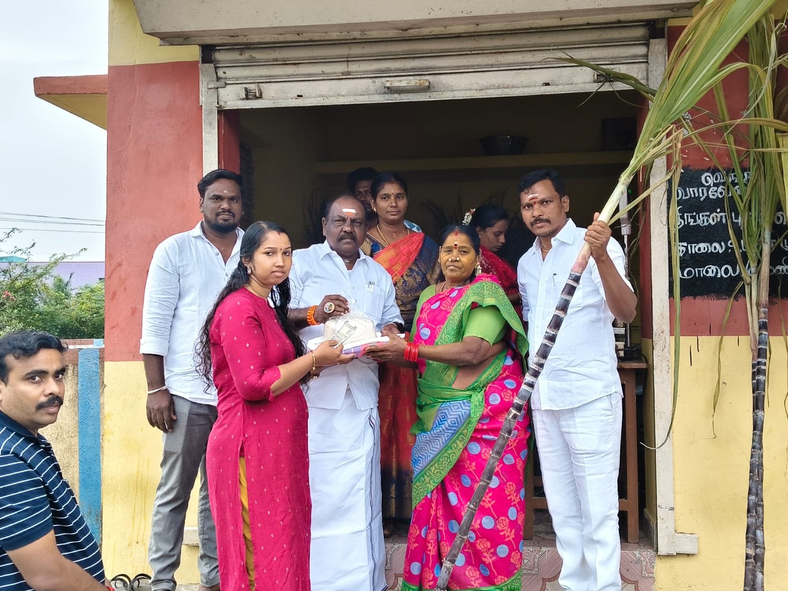 வெங்காடு மற்றும் இரும்பேடு நியாய விலை கடைகளில் பொங்கல் தொகுப்பு