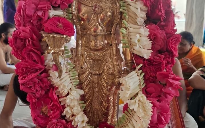 காஞ்சிபுரம் சங்கர மடத்தில் குருவாயூரப்பன் ஐம்பொன் சிலை – சங்கர மட பிடாதிபதிகளிடம் சமர்ப்பித்த சென்னை பக்தர்