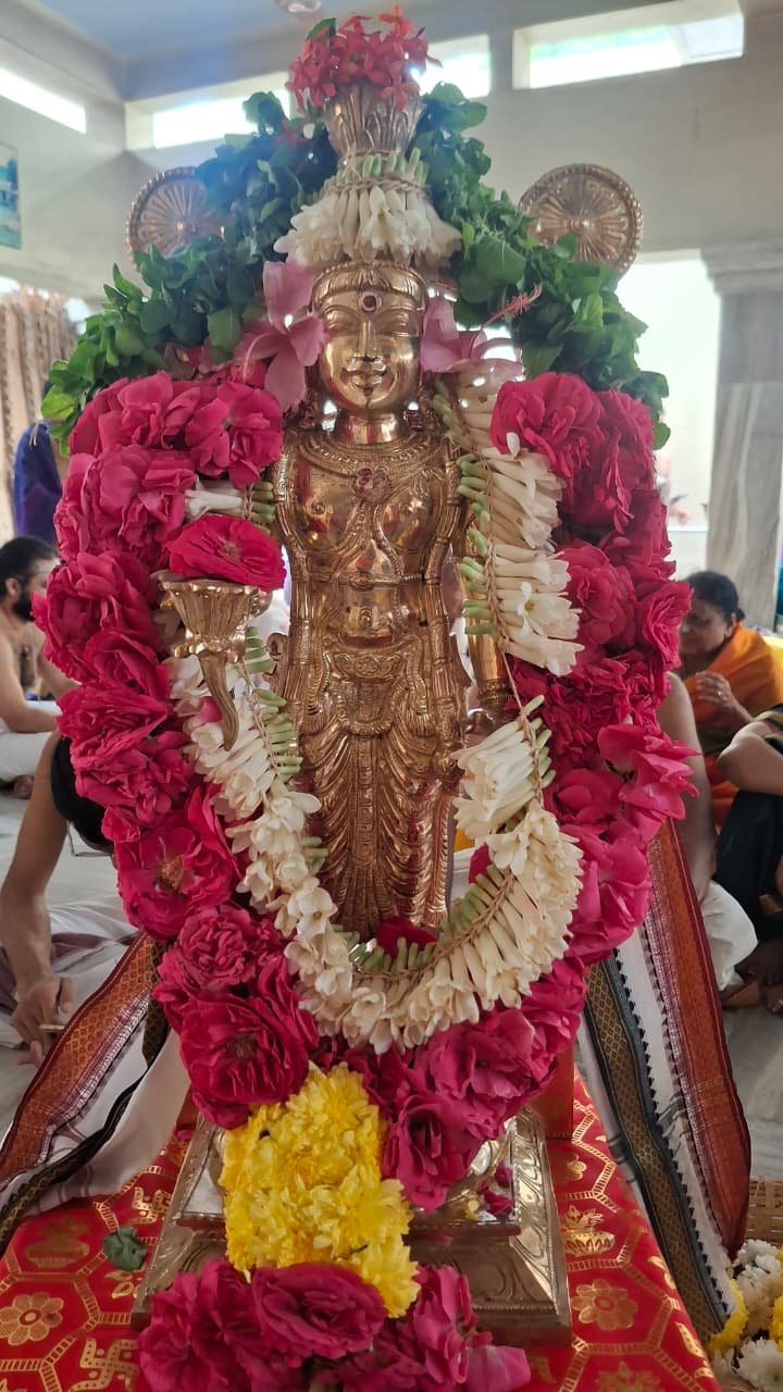 காஞ்சிபுரம் சங்கர மடத்தில் குருவாயூரப்பன் ஐம்பொன் சிலை – சங்கர மட பிடாதிபதிகளிடம் சமர்ப்பித்த சென்னை பக்தர்
