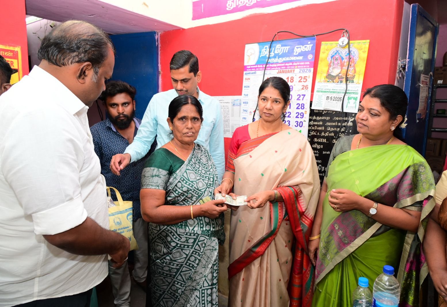 தூத்துக்குடியில் பொங்கல் பரிசுத் தொகுப்பு வழங்கிய கனிமொழிMP