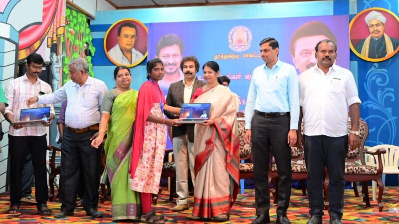 தூத்துக்குடி வ.உ.சி கல்லூரியில் 80 மாணவ மாணவிகளுக்கு மடிக்கணினி வழங்கிய கனிமொழி கருணாநிதி எம்.பி.