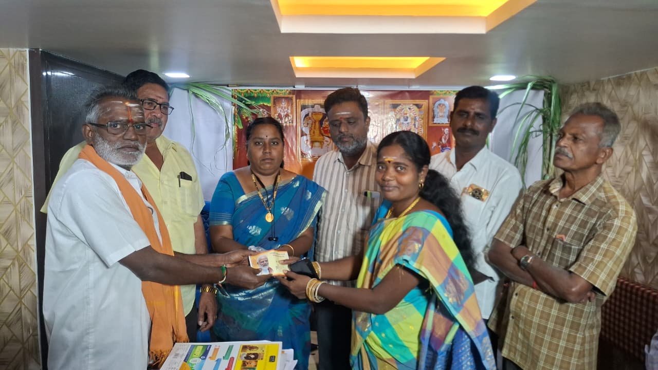 காஞ்சிபுரம் சாலை தெருவில் ராதா அம்மாள் வரதப் பிள்ளை அறக்கட்டளை சார்பில் பொங்கல் பரிசு