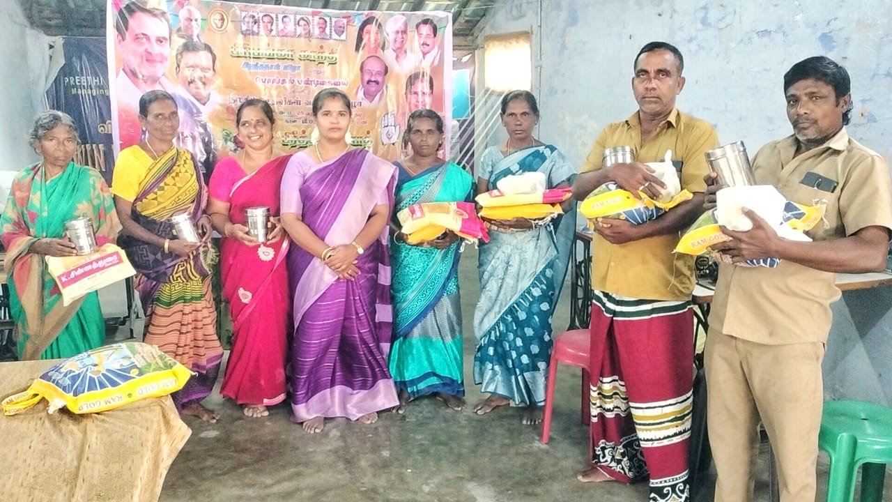 பொங்கல் விழா: தூத்துக்குடி மகிளா காங்கிரஸ் சார்பில் நலதிட்ட உதவிகள்.