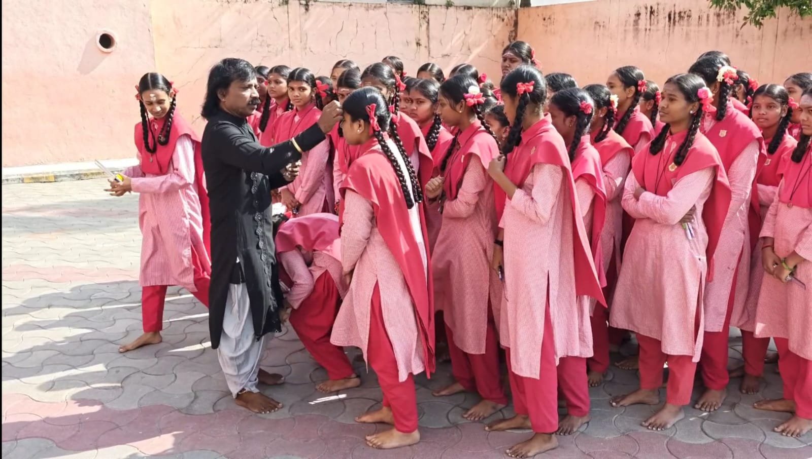 தேர்வு எழுதச் சென்ற பள்ளி 10ம் வகுப்பு மாணவர்களின் வினோத செயல்