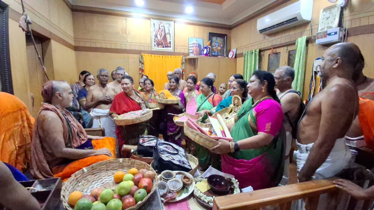 காஞ்சிபுரம் சங்கரமடத்தில் வாசிக நிரந்தர சுபாஷினி பிட்சா வந்தனம்