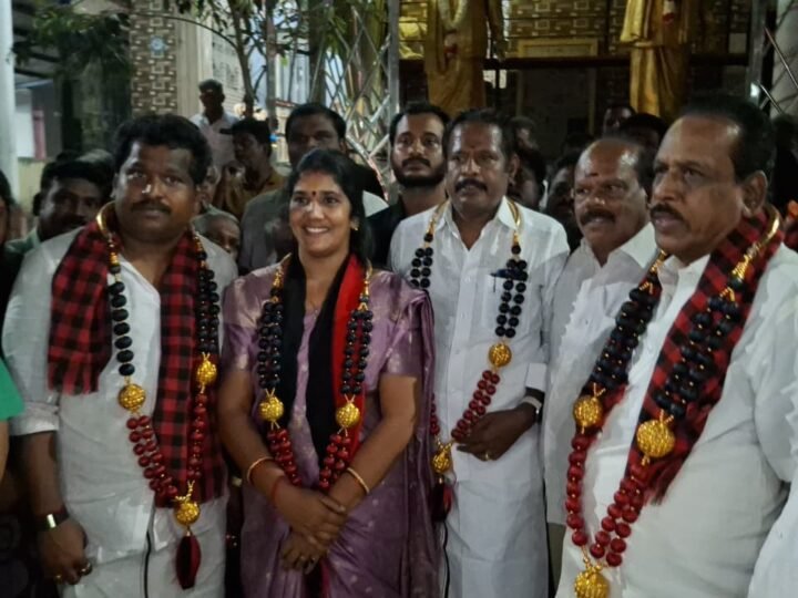 காஞ்சிபுரத்தில் திமுக வேட்பாளர்கள் பல்வேறு தலைவர் சிலைகளுக்கு மாலை அணிவித்து மரியாதை