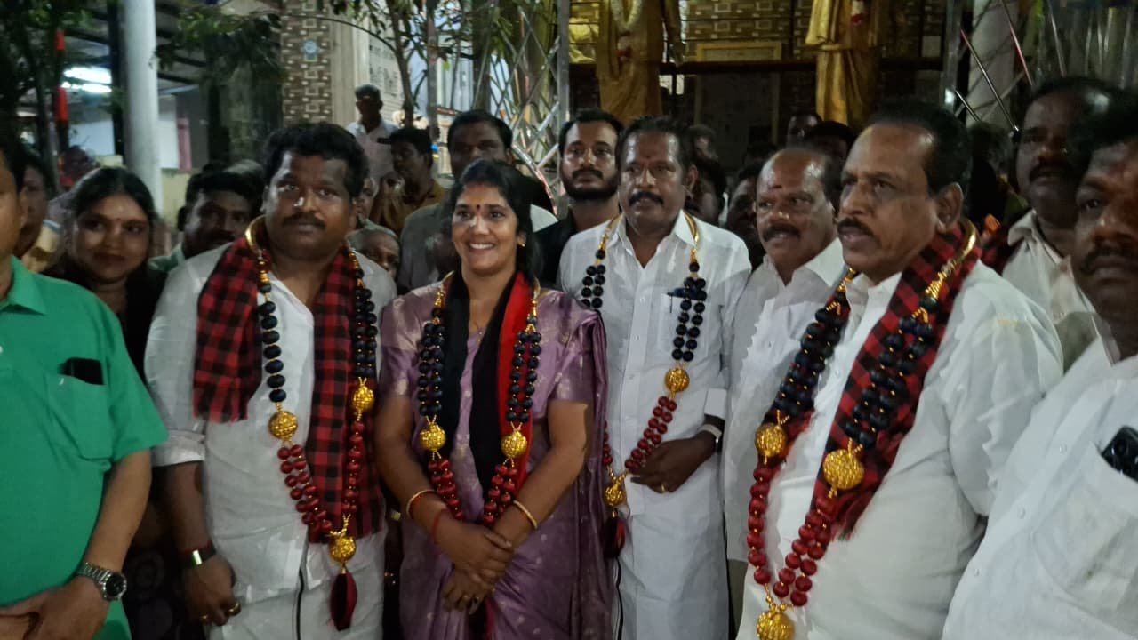 காஞ்சிபுரத்தில் திமுக வேட்பாளர்கள் பல்வேறு தலைவர் சிலைகளுக்கு மாலை அணிவித்து மரியாதை