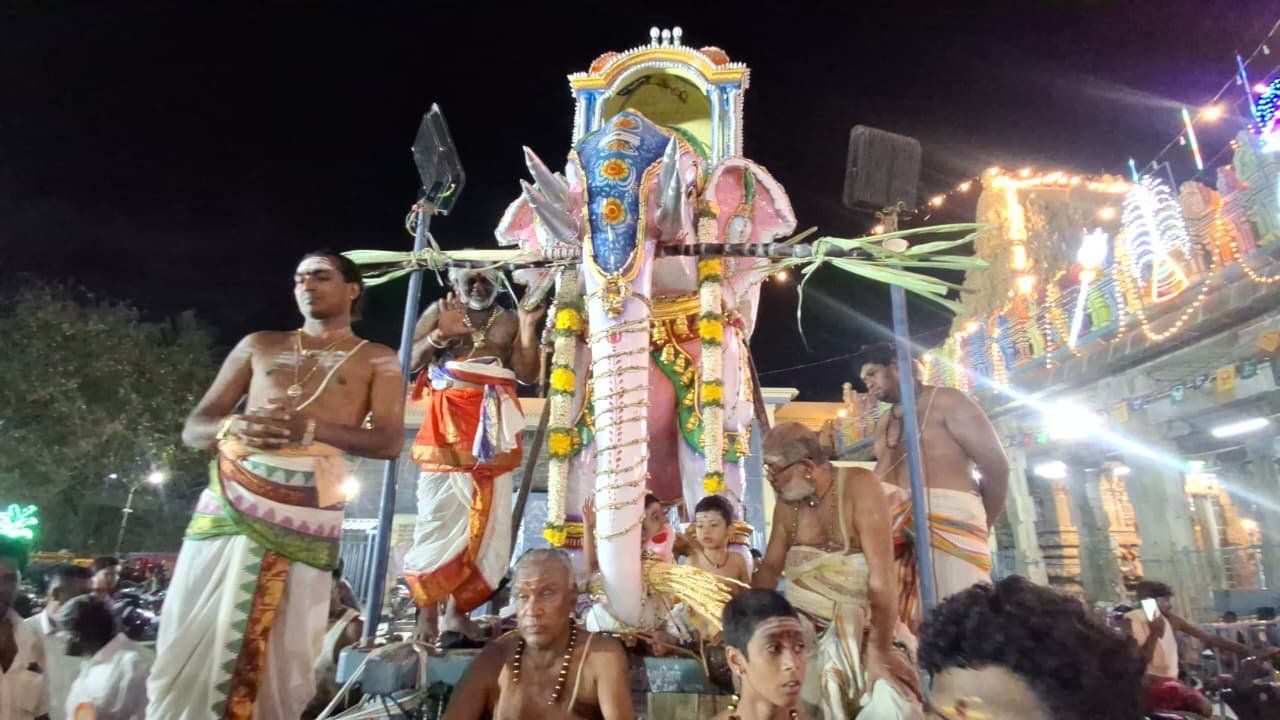 காஞ்சிபுரம் சந்திர மடத்தில் இளைய பீடாதிபதிஸ்ரீ ஸ்ரீ சத்திய சந்திரசேகரேந்திர சரஸ்வதி சுவாமிகள் தரிசனம்!