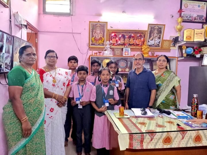 காஞ்சிபுரம் அன்னிபெசன்ட் மெட்ரிக் பள்ளி மாணவர்களுக்கு நூலக வாசகர் அடையாள அட்டை