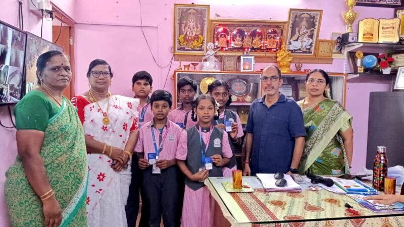 காஞ்சிபுரம் அன்னிபெசன்ட் மெட்ரிக் பள்ளி மாணவர்களுக்கு நூலக வாசகர் அடையாள அட்டை