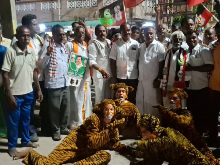 காஞ்சிபுரத்தில் அதிமுக வேட்பாளர் சோமசுந்தரத்திற்கு பாரம்பரிய கலை நிகழ்ச்சியுடன் சிறப்பான வரவேற்பு