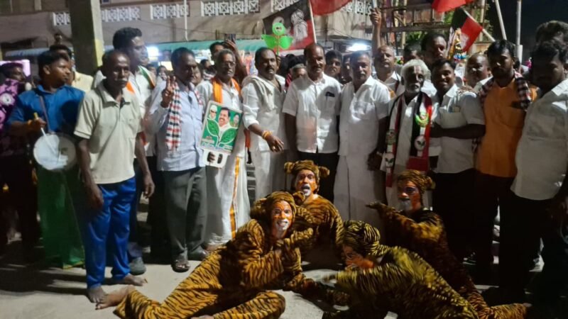 காஞ்சிபுரத்தில் அதிமுக வேட்பாளர் சோமசுந்தரத்திற்கு பாரம்பரிய கலை நிகழ்ச்சியுடன் சிறப்பான வரவேற்பு