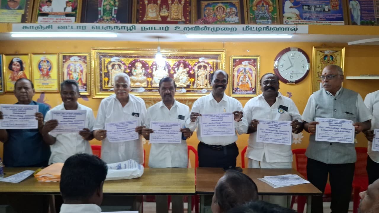 காஞ்சிபுரம் வியாபாரிகள் சங்கம் சார்பில் 100% வாக்களிக்க வேண்டி தீர்மானம்