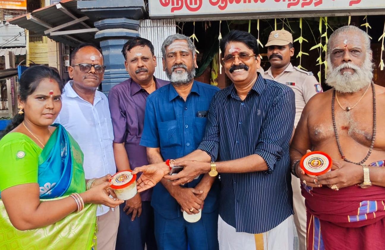 “மீனாட்சி சுந்தரேசுவரர் திருக்கல்யாணம்”- பக்தர்களுக்கு அன்னதானம் வழங்கிய திருப்பரங்குன்றம் சுப்பரமணிய கோயில் அறங்காவலர்!