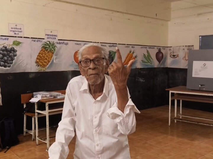 தள்ளாத வயதில் வாக்குச் சாவடிக்கு சென்ற முதியவர்