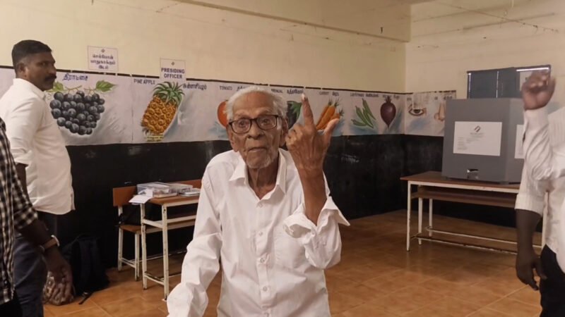 தள்ளாத வயதில் வாக்குச் சாவடிக்கு சென்ற முதியவர்