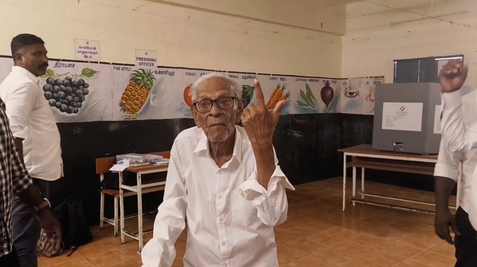 தள்ளாத வயதில் வாக்குச் சாவடிக்கு சென்ற முதியவர்