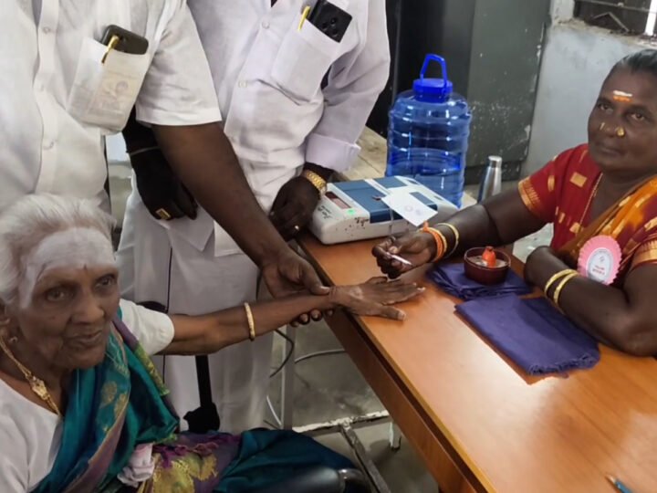 வாக்குச் சாவடிக்கே வந்து வாக்களித்த 102 வயது மூதாட்டி!