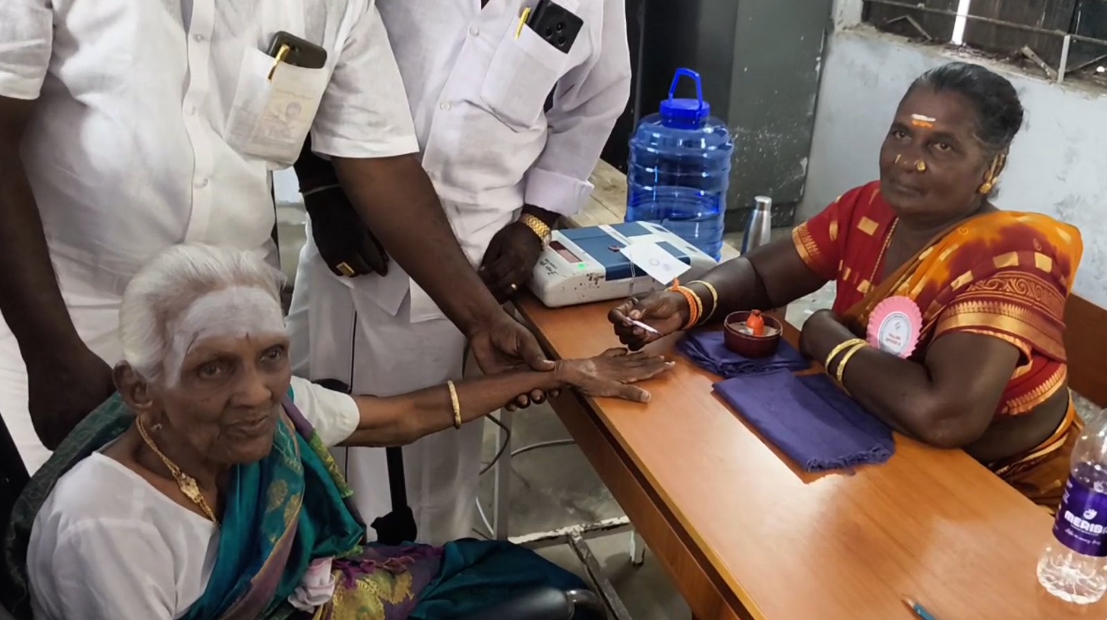 வாக்குச் சாவடிக்கே வந்து வாக்களித்த 102 வயது மூதாட்டி!