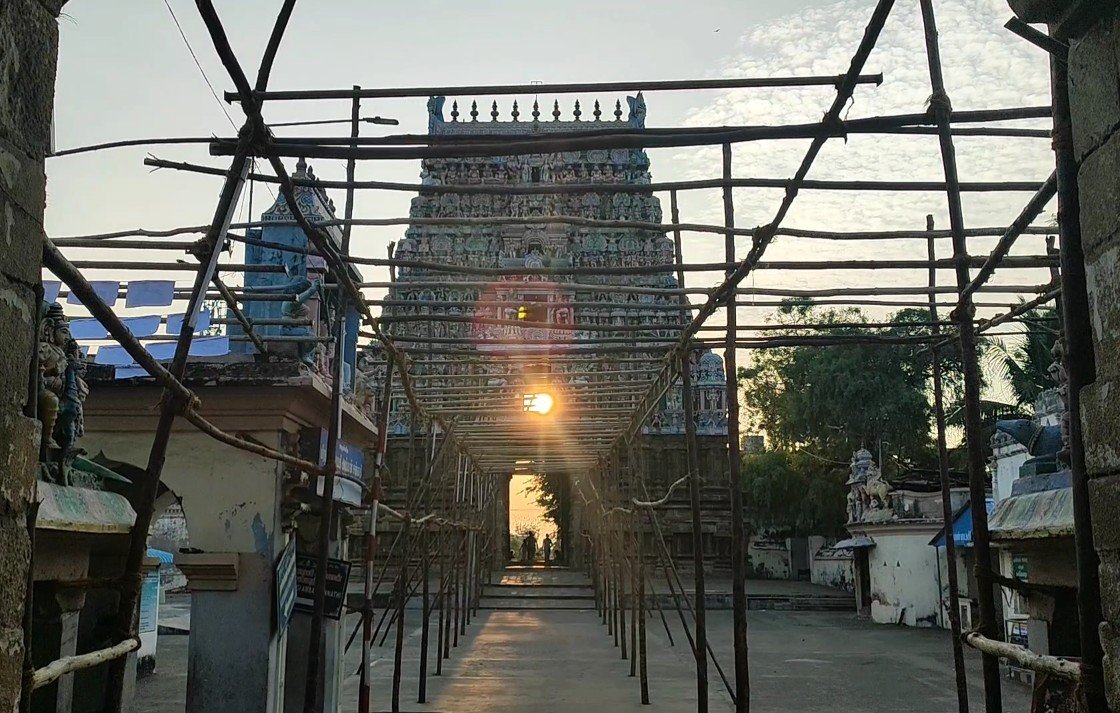 சூரிய கதிர்கள் மூலவரைத் தொட்ட அதிசயம் – கும்பகோணம் நாகேஸ்வரன் ஆலயத்தில் சூரிய பூஜை