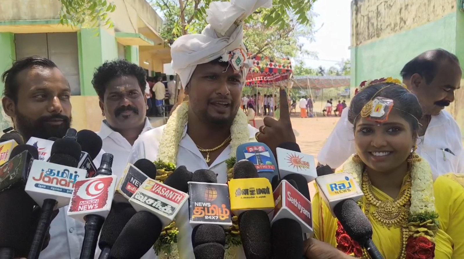 பொன்னேரி அருகே திருமணம் முடிந்த கையோடு ஜனநாயக கடமையை நிறைவேற்றிய மணமகன்