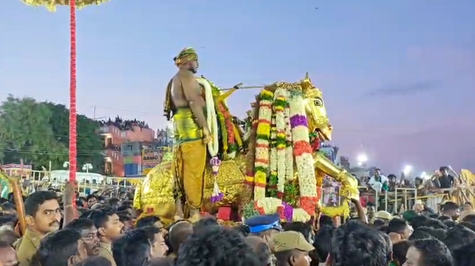 வைகை ஆற்றில் கள்ளழகர் – “கோவிந்தா” கோஷம் முழங்க லட்சக்கணக்கான பக்தர்கள் தரிசனம்