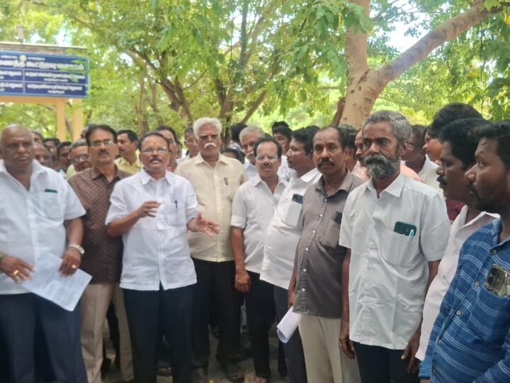 காஞ்சிபுரத்தில் கூட்டுறவு வங்கி பணியாளர்கள் கண்டன ஆர்ப்பாட்டம்: அதிகாரிகள் மீது கடும் குற்றச்சாட்டு
