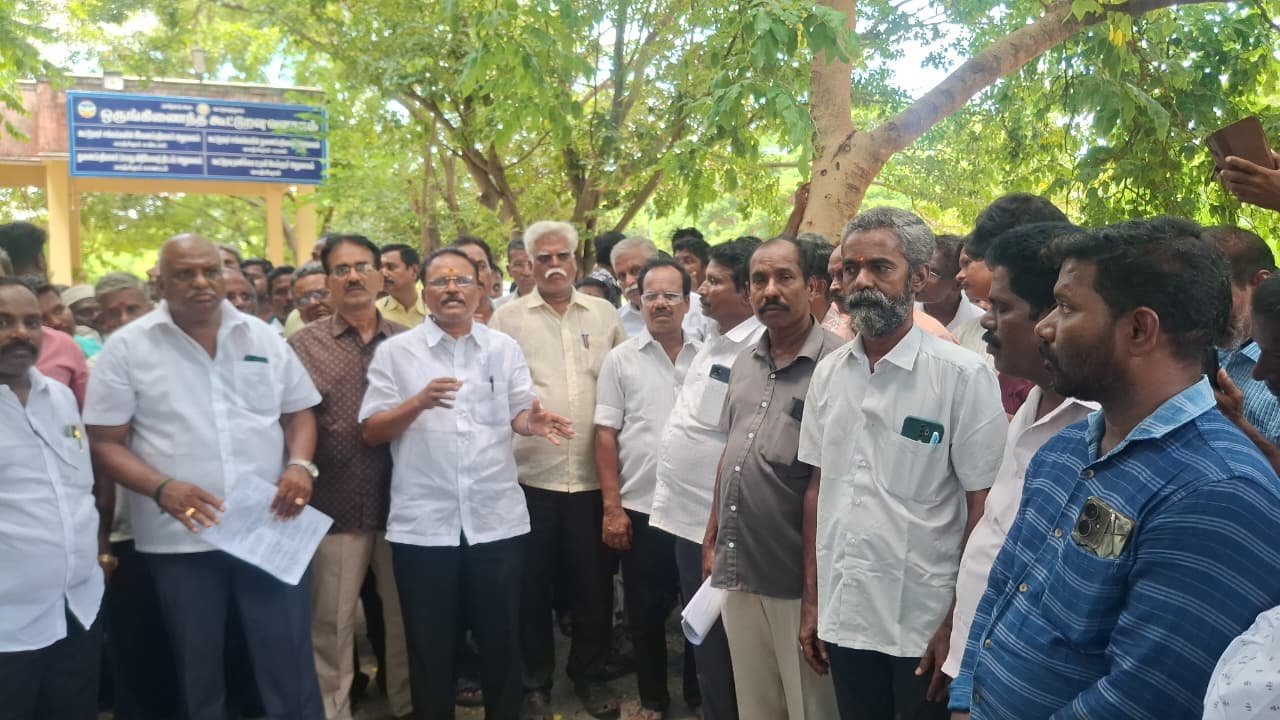 காஞ்சிபுரத்தில் கூட்டுறவு வங்கி பணியாளர்கள் கண்டன ஆர்ப்பாட்டம்: அதிகாரிகள் மீது கடும் குற்றச்சாட்டு