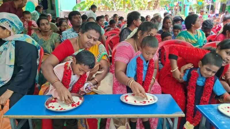 காஞ்சிபுரம் சோழன் மெட்ரிக் பள்ளியில் எல்கேஜி மாணவர்களுக்கு கோலாகல வரவேற்பு