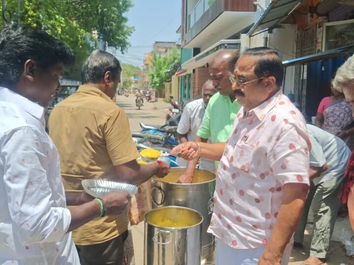 காஞ்சிபுரத்தில் வைகாசி அமாவாசையை முன்னிட்டு 500 பேருக்கு அன்னதானம் வழங்கிய வி.எஸ். ராமகிருஷ்ணன் – மல்லிகா ராமகிருஷ்ணன் தம்பதியினர்