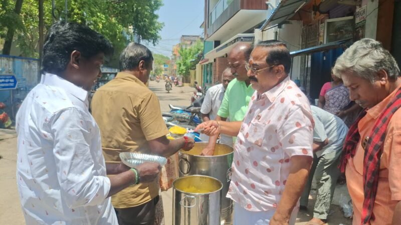 காஞ்சிபுரத்தில் வைகாசி அமாவாசையை முன்னிட்டு 500 பேருக்கு அன்னதானம் வழங்கிய வி.எஸ். ராமகிருஷ்ணன் – மல்லிகா ராமகிருஷ்ணன் தம்பதியினர்