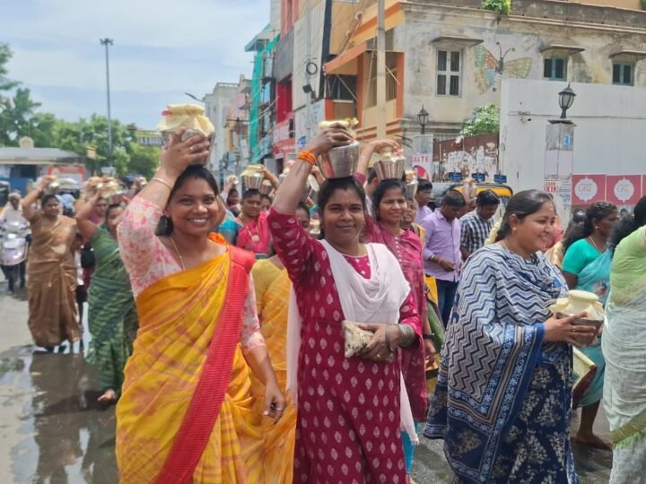காஞ்சிபுரத்தில் ஆனி விசாகம்: 300 பெண்கள் பங்கேற்ற பால்குட ஊர்வலம்