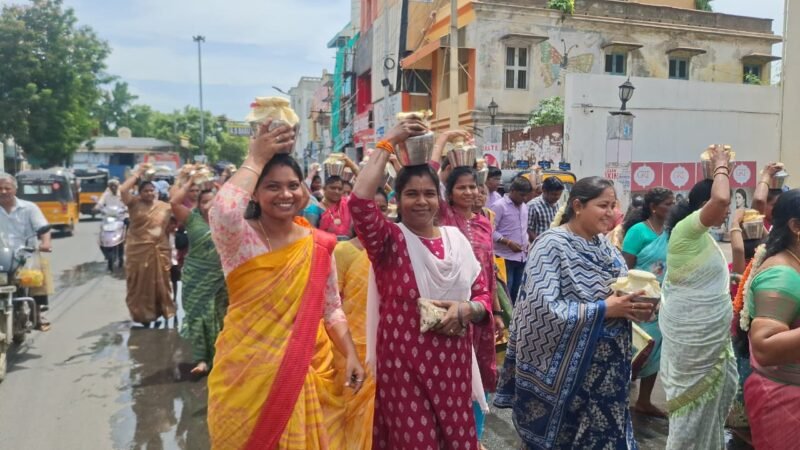 காஞ்சிபுரத்தில் ஆனி விசாகம்: 300 பெண்கள் பங்கேற்ற பால்குட ஊர்வலம்