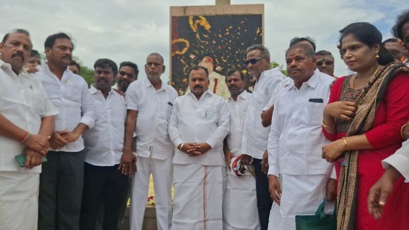 ஸ்ரீபெரும்புதூரில் ராஜீவ் காந்தி நினைவிடத்தில் மரியாதை செலுத்திய தமிழ்நாடு காங்கிரஸ் தலைவர்