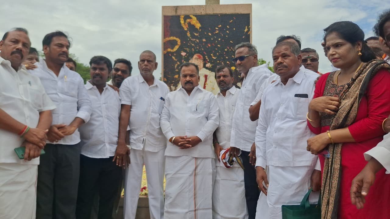 ஸ்ரீபெரும்புதூரில் ராஜீவ் காந்தி நினைவிடத்தில் மரியாதை செலுத்திய தமிழ்நாடு காங்கிரஸ் தலைவர்