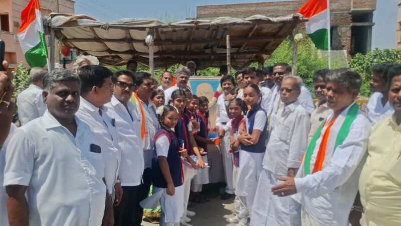 காஞ்சிபுரம் ஓரிக்கையில் காமராஜர் பிறந்தநாள் விழா: மாணவர்களுக்கு நோட்டு புத்தகங்கள் வழங்கிய காங்கிரஸ் OBC அணி