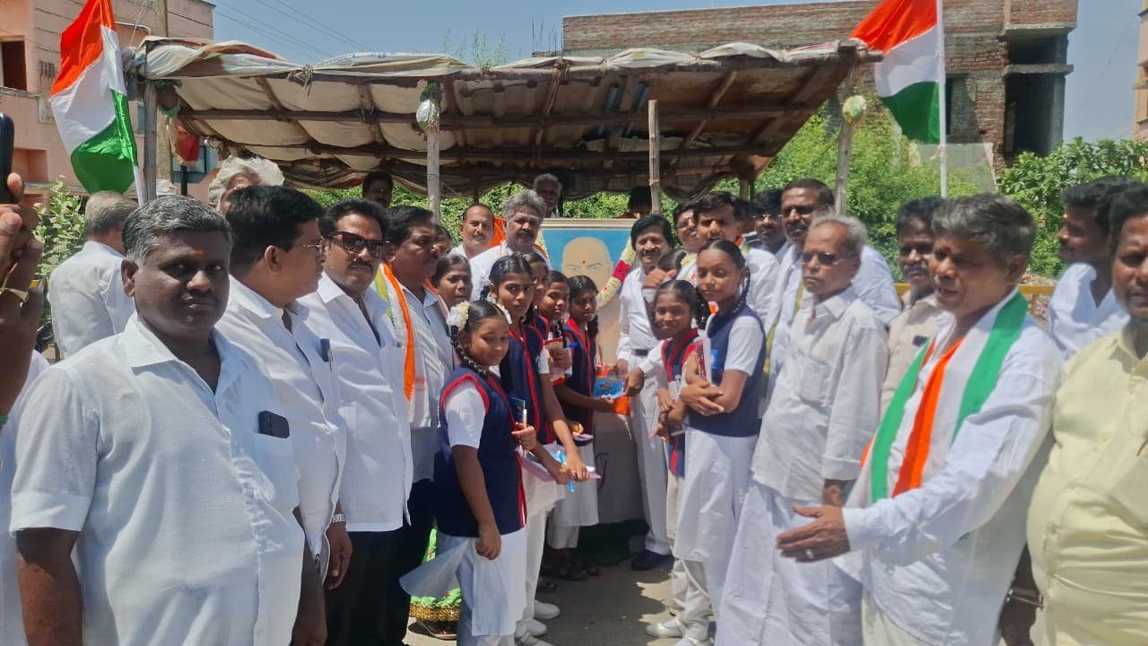காஞ்சிபுரம் ஓரிக்கையில் காமராஜர் பிறந்தநாள் விழா: மாணவர்களுக்கு நோட்டு புத்தகங்கள் வழங்கிய காங்கிரஸ் OBC அணி