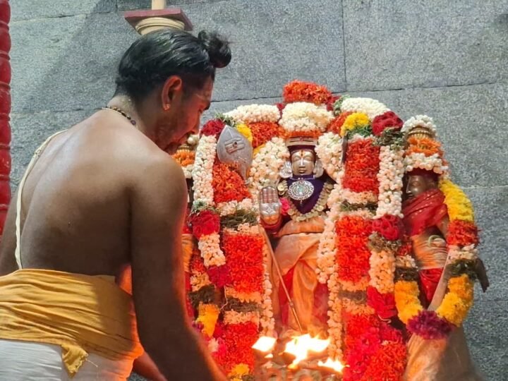 காஞ்சிபுரம் குமரகோட்டம் ஆலயத்தில் ஆணி அமாவாசை வெள்ளி ரத உற்சவம்: பக்தர்கள் வடம் பிடித்து வழிபாடு